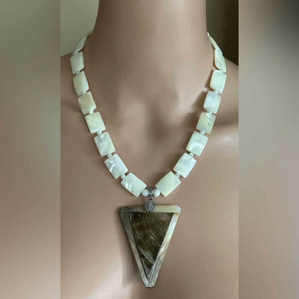 24 inch Mother of Pearl (MOP) bead Necklace NWOT - Picture 2 of 13